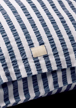 JUNA Bæk&Bølge Lines Pudebetræk 63x60 cm mørk blå/hvid