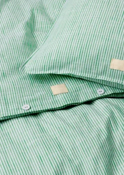 JUNA Monochrome Lines Sengetøj 140x200cm grøn/hvid | Køb her