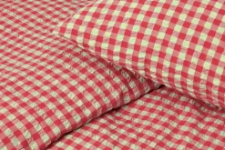 JUNA Sengetøj 220x220 cm i rød fra serien Bæk&Bølge