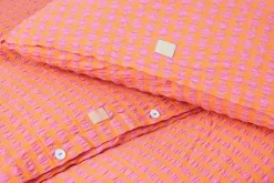 JUNA Sengetøj 200x220 cm i rosa fra serien Bæk&Bølge