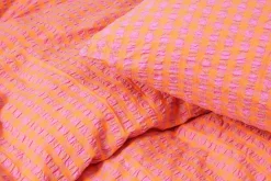 JUNA Sengetøj 200x220 cm i rosa fra serien Bæk&Bølge