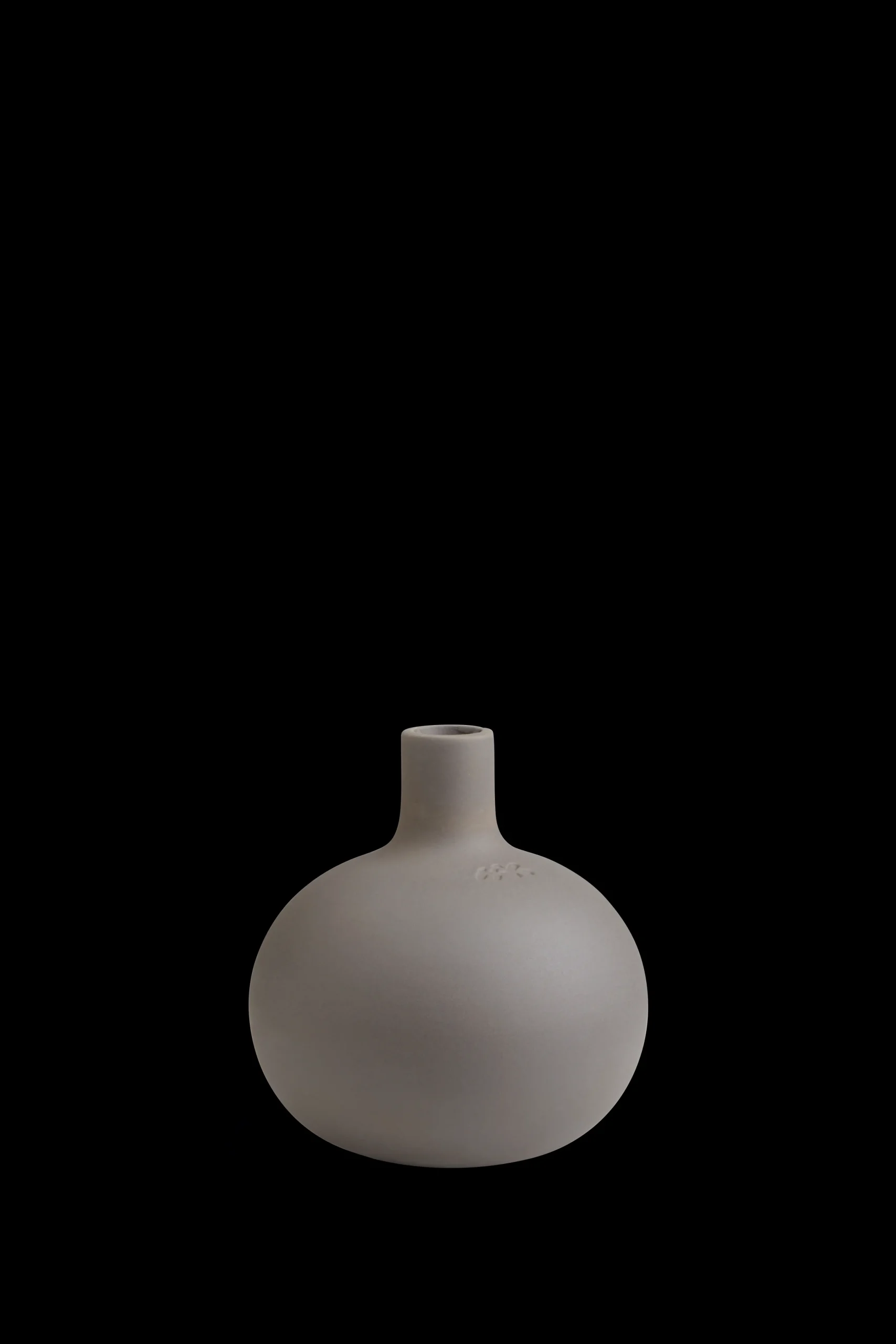 Kähler Lysestage H16.5 cm i grå fra serien Globo | Køb her