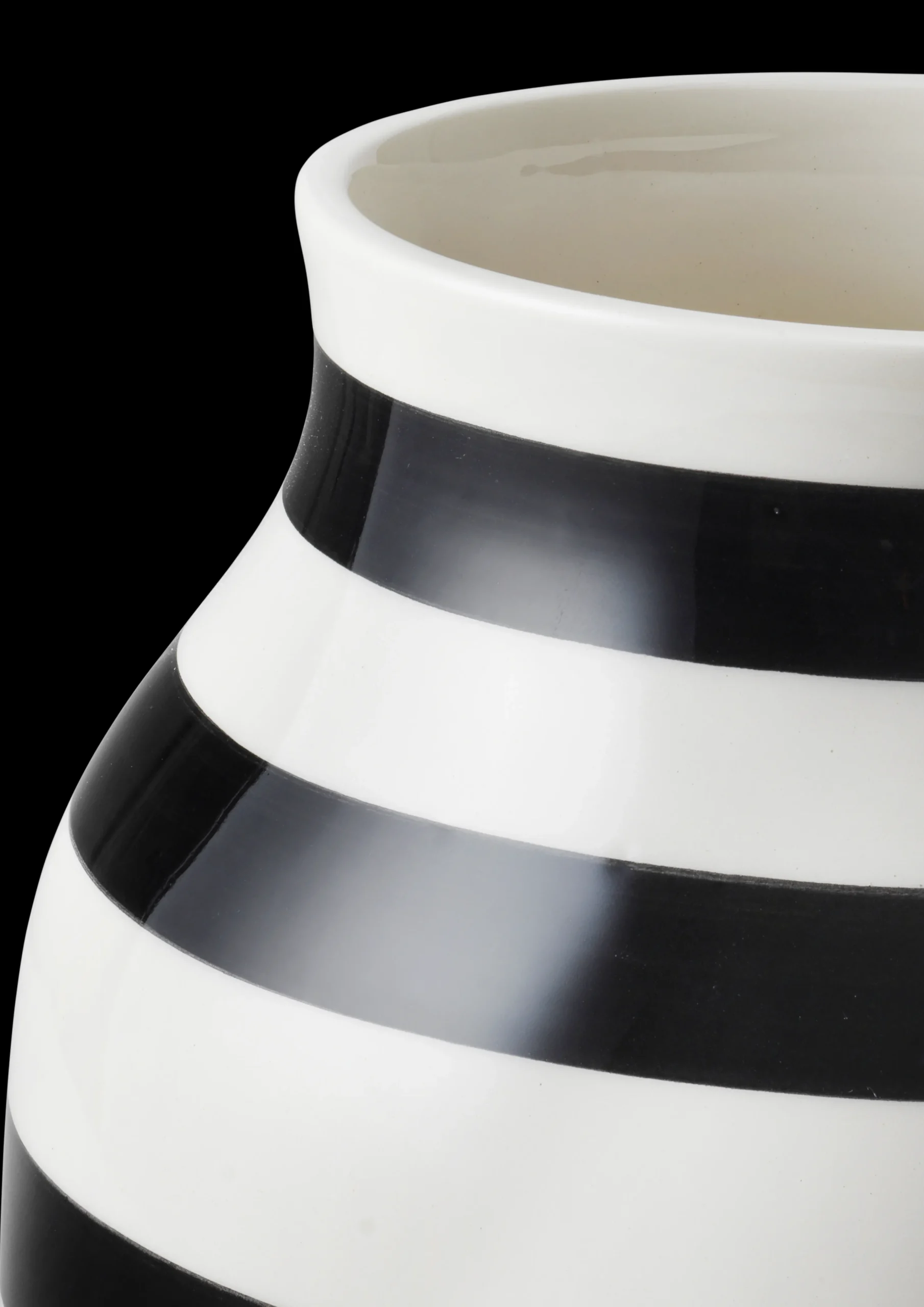 Kähler Vase H20 cm i sort fra serien Omaggio | Køb her